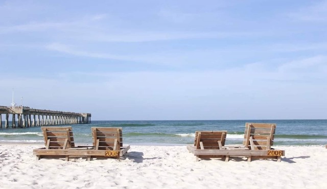 Sol Seeker☀️2 bed 2 bath |Close to Beach🏖Large Deck🌴Beautiful Pool | Privacy