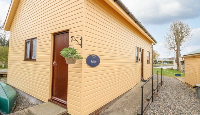 SOLACE LODGE, pet friendly, with a garden in Stalham