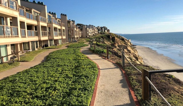 Solana Beach Retreat: a Stone`s Throw to the Sand!