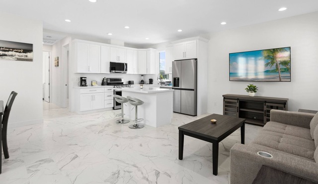Solana Sunshine - New Construction Close to Beach and Shopping with Yard