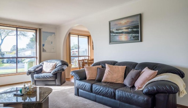 Solander's Retro Residence - By the Beach Group Stay