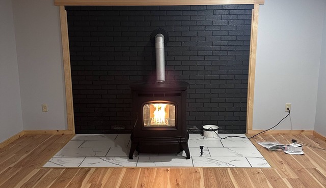 Solar Eclipse rental! 5-bedroom house w/water view in Colton!