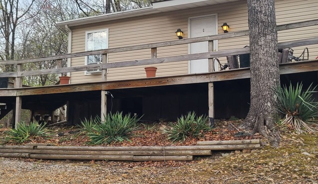 SOLAR ECLISPE! Cozy Wappapello Lake Cabin!