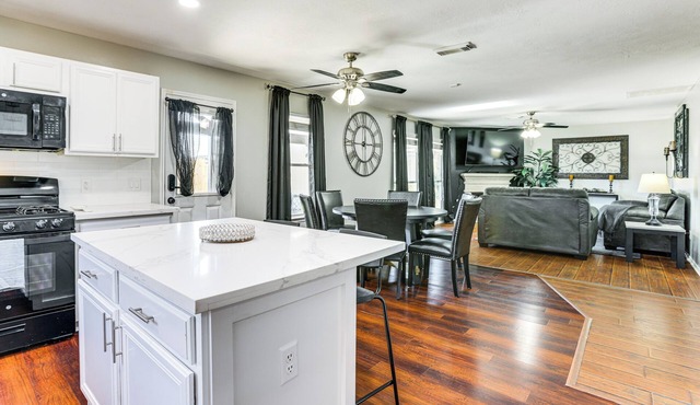 Solar-powered Home w/& Game Room & Gym in Houston