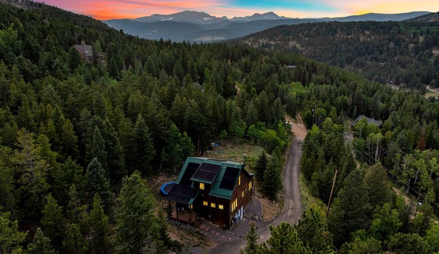 Solar pwd Peaceful Mtn Retreat~fire pit~Ev charger~cornhole~foosball~starlink~AC