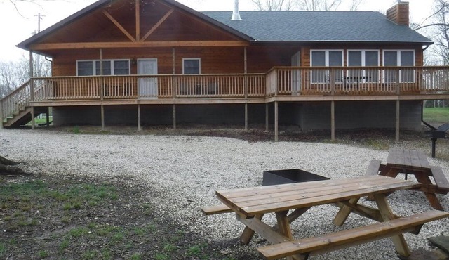 Solarium Deluxe Cabin 19 Located on Patoka Lake in Southern Indiana