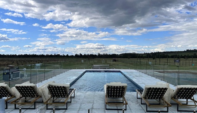 Soldiers Cottage picturebook vineyard home in cute Hunter Valley village