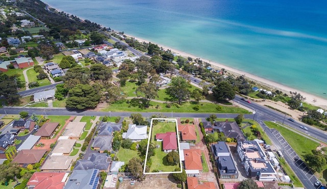 Soleil Sur La Mer, Beautifully appointed and styled with Dromana Beach on your doorstep.