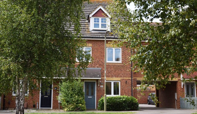 Solent Stay – 3-Bed Townhouse in Lee-on-the-Solent | Ideal for Work or Family Trips
