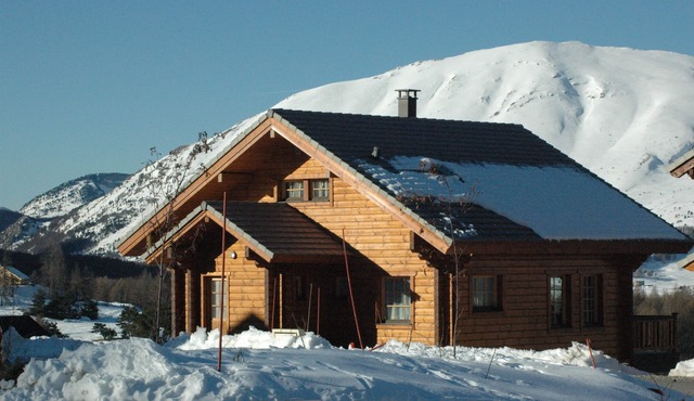 Solid wood, well-equipped, family home offers all comfort and stunning views