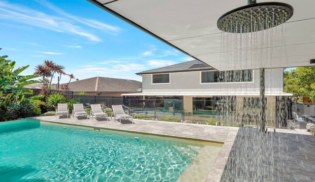 SOLIS | pool, wifi, aircon| Accom Holidays