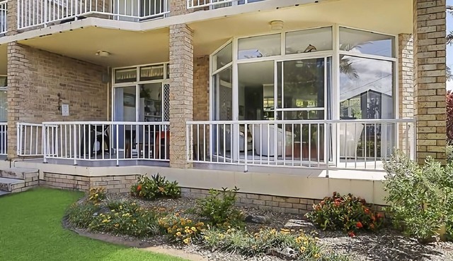Solitaire 1 is a spacious two bedroom apartment in central Sawtell, walking distance to the beach