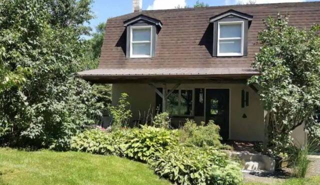 Solitary Homestead-scenic setting, spacious outdoor areas. Easy access PSU.