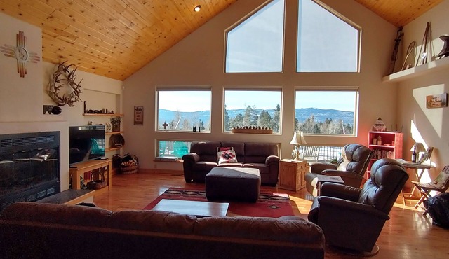 Solitude, 20 mile views, Wildlife, Hot tub, Skiing, Perfect for families!