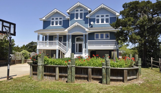 Solitude: Lavish, amenity filled! Relax in the pool, hot tub, theater