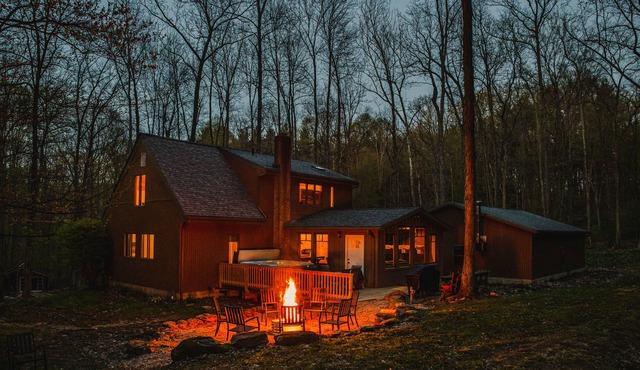 Solitude- Luxury Cabin On 22 Acres, Hot Tub, Fireplace, Firepit, A/C Skiing!