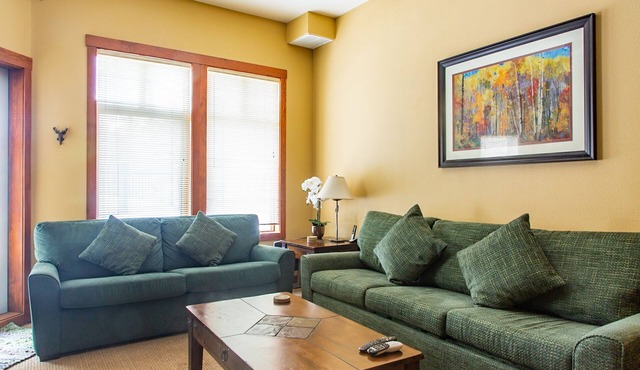 Solitude Resort ski in/out. 1 bedroom + den. Eagle Springs East #103. Sleeps 5.