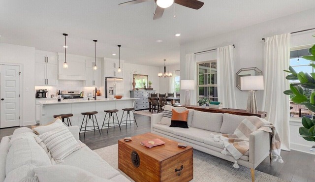 Solitude Retreat - 3 mi to U of A - Hot Tub