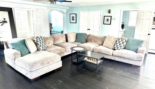 Solomons Spacious 6-BD Family Home with Hot Tub