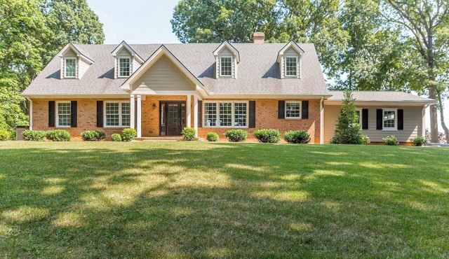 Solon Serenity: A Beautiful, Serene Setting with Mtn Views, Weekly and Monthly Discounts!
