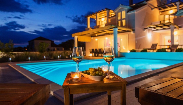 Solta, Villa Giove, Elegant & Modern 4BR, Fully AC, large heated salted pool