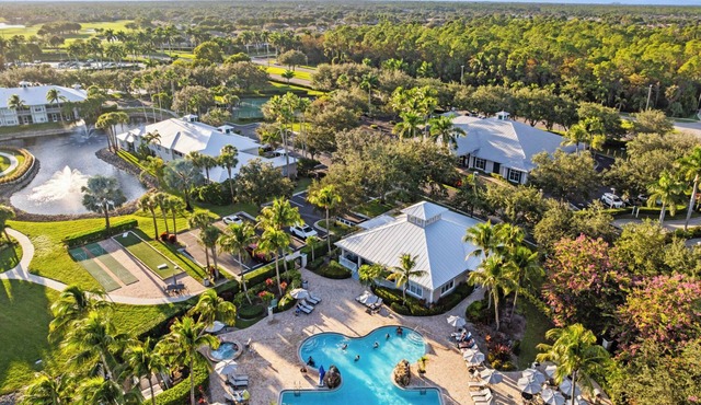 Solterra Vacation Rental: Luxury 3-BR Condo with Lake & Golf Views. Access to Luxury Pool, Hot Tub, and Golf Courses at Lely Resort. Close to Naples Beaches, 5th Avenue S, and Marco Island