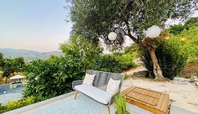 Soluna Retreat: Serene 6-Acre Escape, Mountain Views, Minutes to Dining & Shops