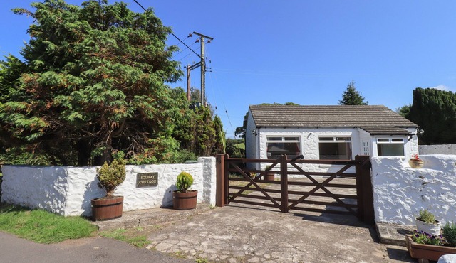 SOLWAY COTTAGE, pet friendly, with a garden in Annan