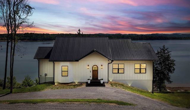 Someday Cottage, Luxury Lakefront Views for 6 withPool & Billiards!