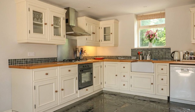 SOMERFORD COTTAGE, family friendly, with open fire in Malmesbury