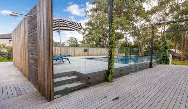 Somers beach house, walk across the road to the beach, huge pool, general storen