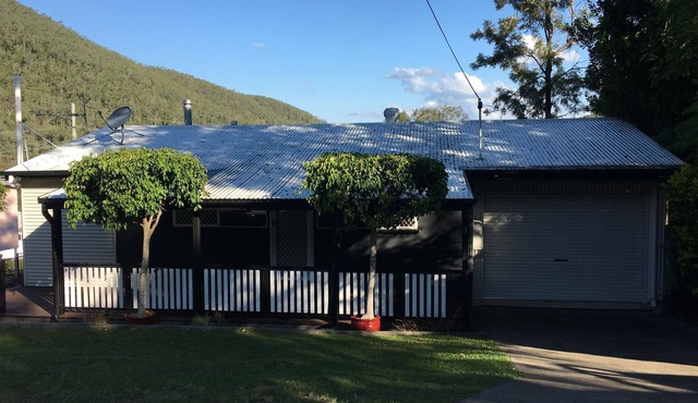 Somerset Dam Cottage