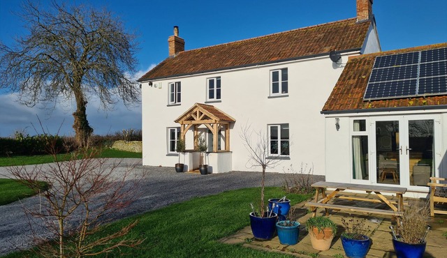 SOMERSET HOUSE, family friendly, with hot tub in Middlezoy