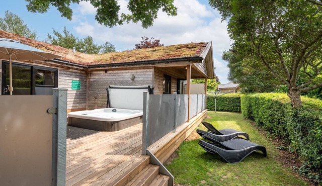 Somerset Lodge - sleeps 4/5 with private hot tub