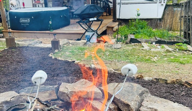 Somethin' Soulful Glamping Couples Retreat w/Jacuzzi