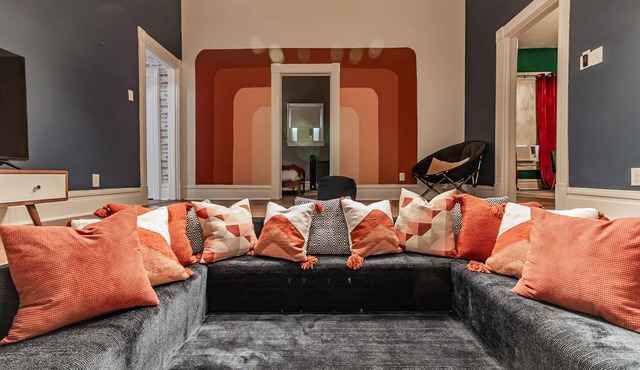 Something to talk about in Haynie's Corner! Walk anywhere, sleeps 6!