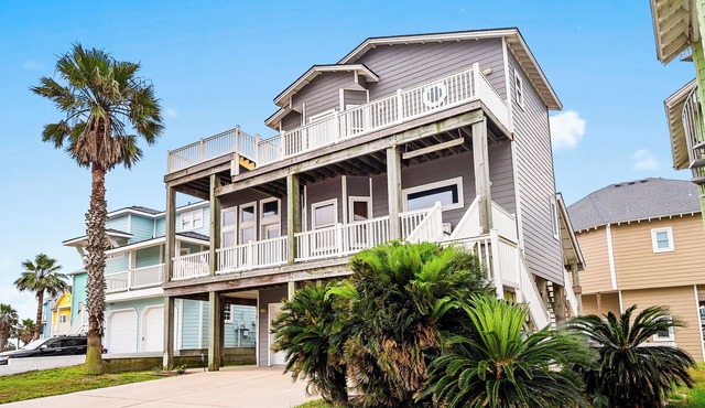 Somewhere in the Sun. 3 story, 4 bed 3 bath Ocean & Pool views ! 2 Masters !