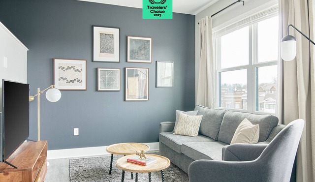 Sonder Belcourt | Queen Studio Apartment