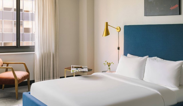 Sonder The Quincy | Garden-Level Queen Room+