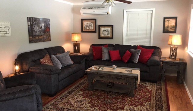 Songbird Haven - 2BR/1BA cottage 10 miles from Silos, Peaceful & CLEAN