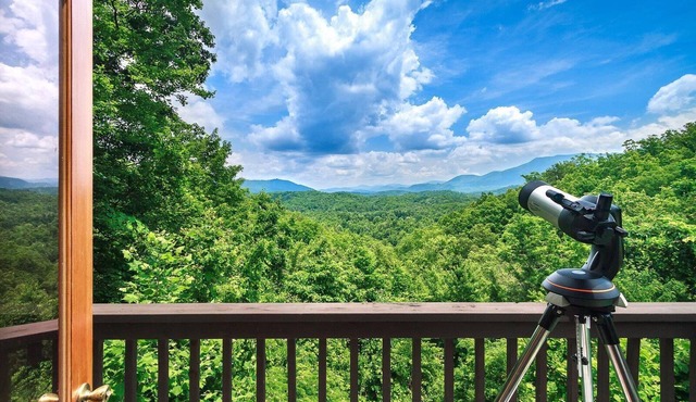 SONGBIRD OF THE MOUNTAIN! Mountain Top Luxury Cabin with privacy! 7 min to GSMNP