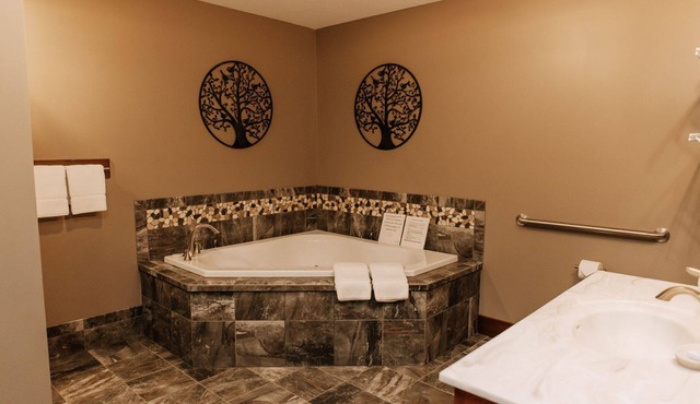 Songbird Serenade Suite: Luxury, Lodge Suite in Amish Country, Ohio