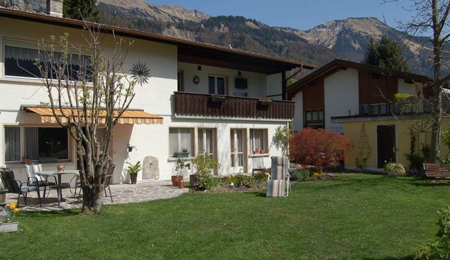 Sonnenblick 3 - central garden apartment on Lake Brienz