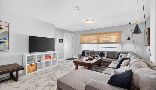 Sonnenhaus! 2 Blocks from Beach Access!
