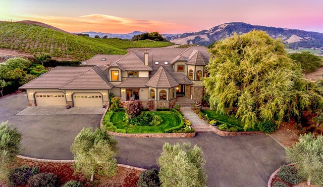 Sonoma County Wine Country Vineyard Estate with Pool!