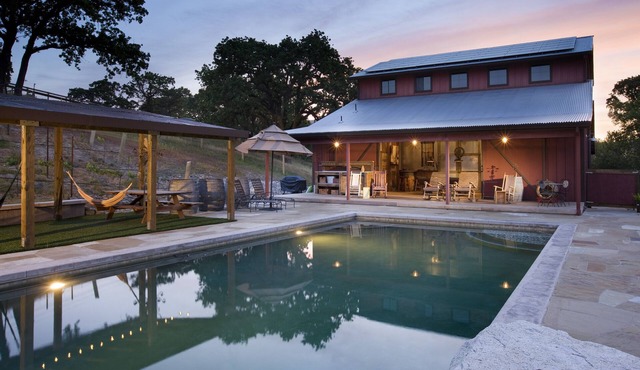 Sonoma Farmhouse 6 private acres; 5 King Suites, plus Barn, Pool, Bocce & HotTub