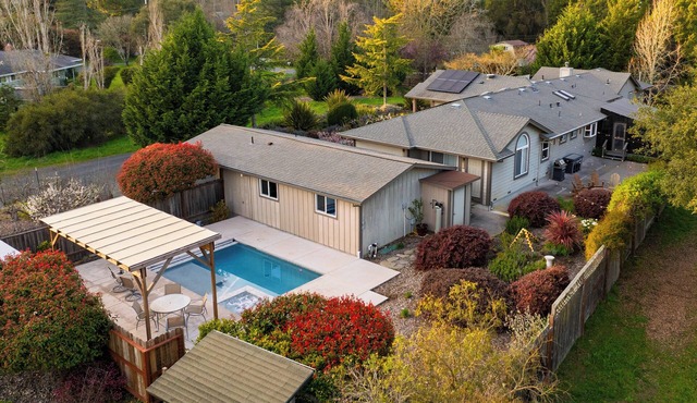 Sonoma Hideaway w/Private Pool, Fire Pit, Game Room + Guest Studios