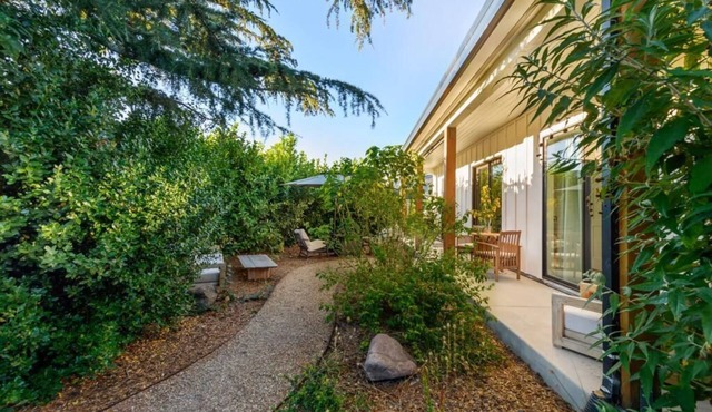 ★ Sonoma Valley Garden Cottage ★ Clean and Modern ★ Fast Internet ★