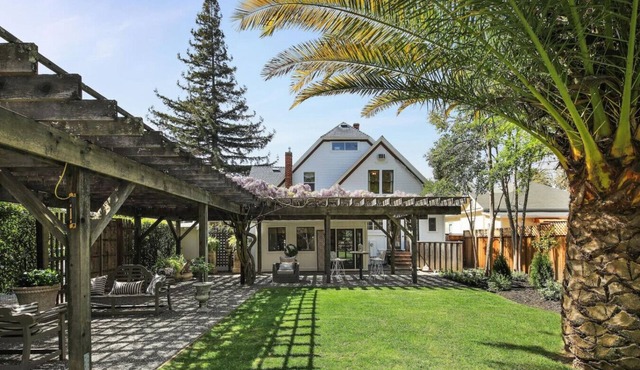 Sonoma Victorian in Heart of Sonoma