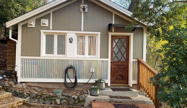 Sonora Treehouse Cottage. Charming studio w/AC & WiFi in quaint historic town